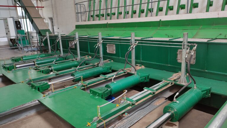 Moving floor systems by hydraulic concept for feed brown wood shipper to boiler systems in biomass power plant.